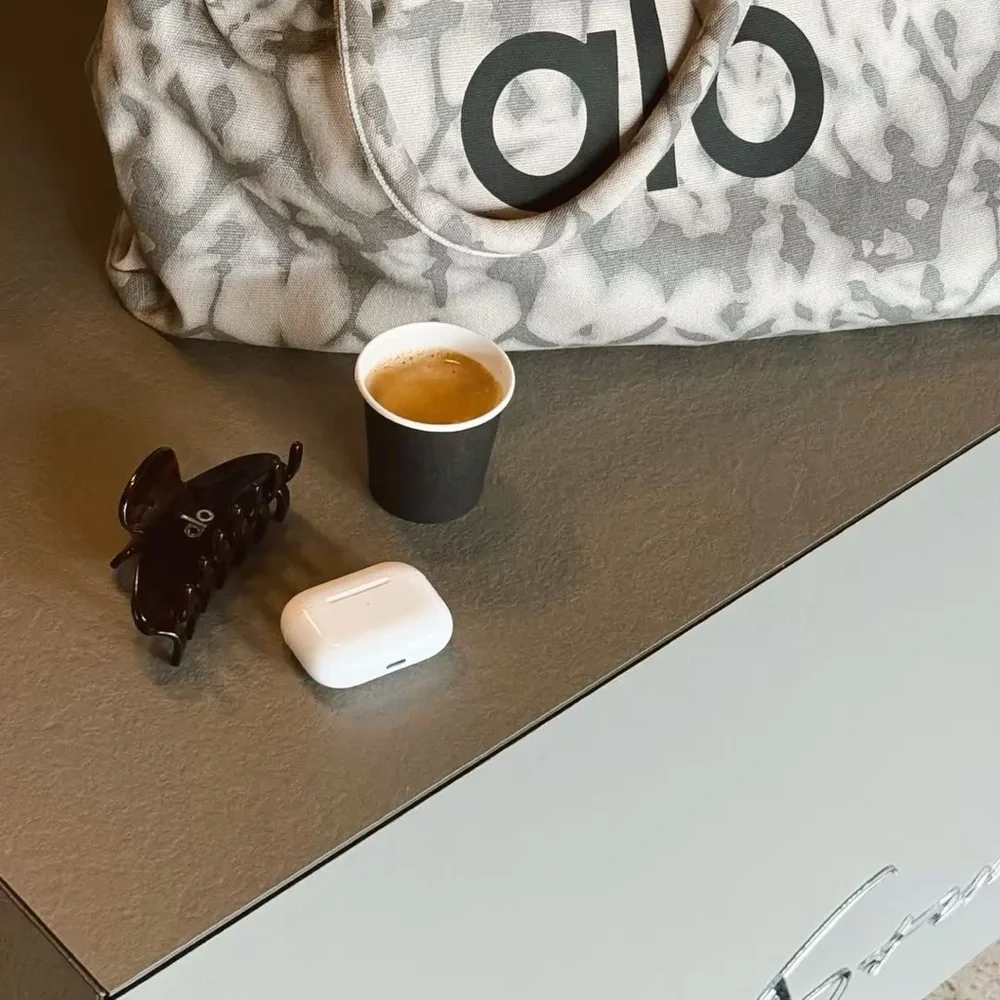 ALO Yoga Cream and Gray Camouflage Tote bag - Picture 2 of 4